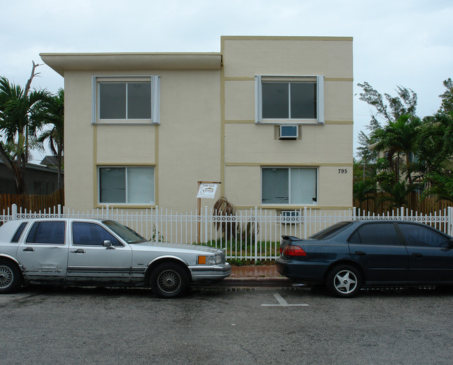 795 81st St in Miami Beach, FL - Foto de edificio - Building Photo