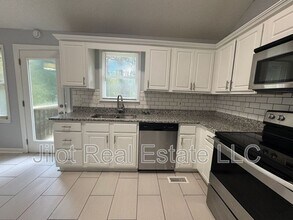 459 Oak Hill Cir in Stone Mountain, GA - Foto de edificio - Building Photo