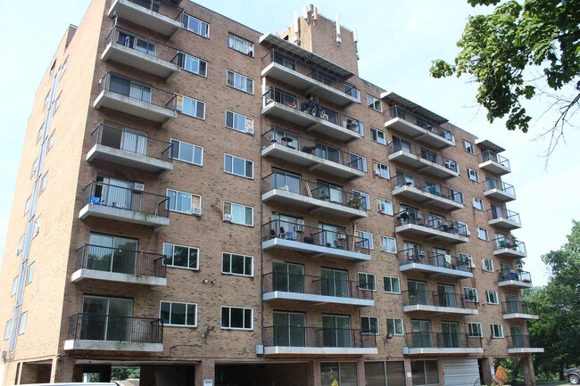 Pine Hill Towers in Waterbury, CT - Foto de edificio - Building Photo