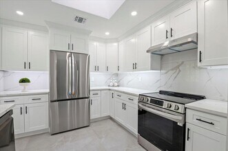 8 Fairway Pl in Cold Spring Harbor, NY - Building Photo - Building Photo