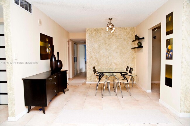 17011 N Bay Rd in Sunny Isles Beach, FL - Building Photo - Building Photo