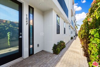 1547 Hi Point St in Los Angeles, CA - Building Photo - Building Photo
