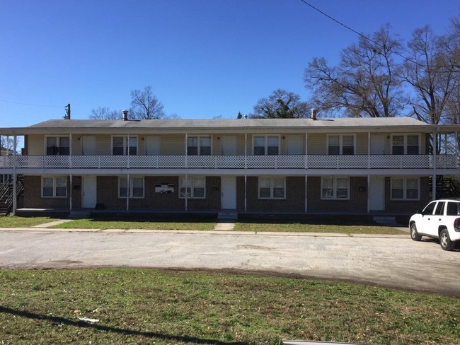 505 N Broad Street in Clinton, SC - Foto de edificio - Building Photo