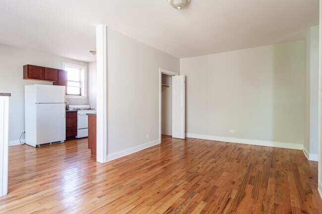 626 W Cornelia Ave, Unit E3 in Chicago, IL - Building Photo - Building Photo