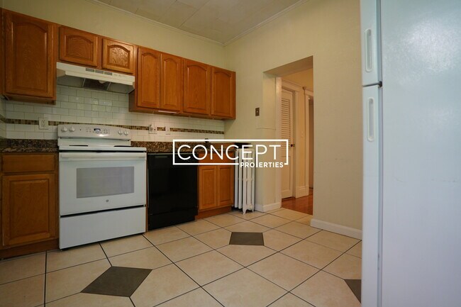 18 Euston St, Unit 4 in Brookline, MA - Foto de edificio - Building Photo