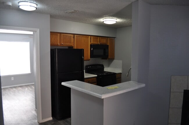 Radford Place Apartments in Irving, TX - Foto de edificio - Building Photo