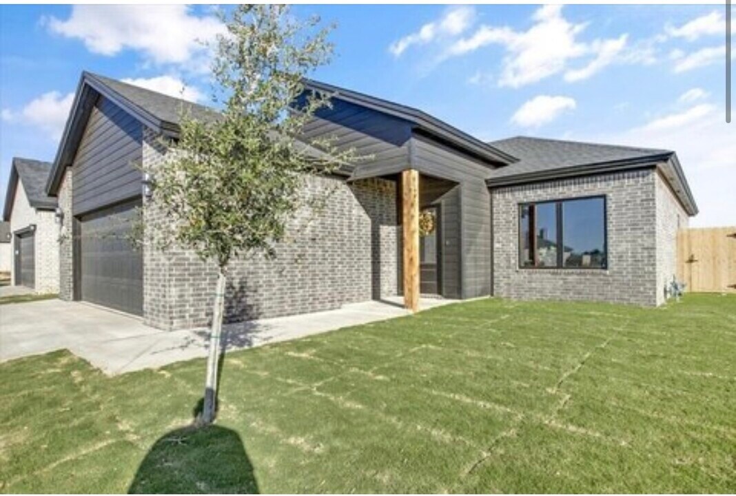 6918 13th St in Lubbock, TX - Building Photo