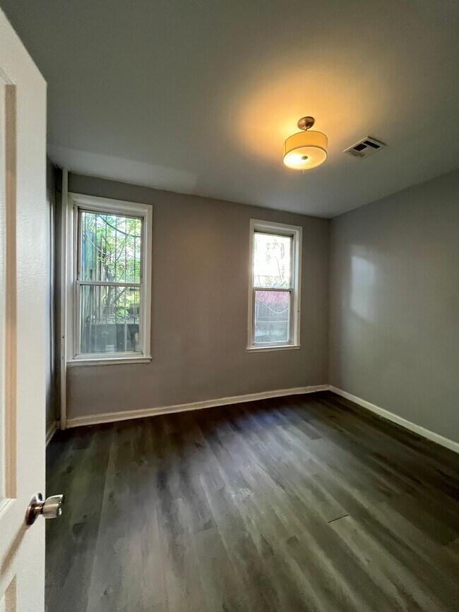 489 Central Ave, Unit 1 Full first floor in Jersey City, NJ - Building Photo - Building Photo
