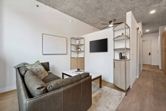 225 W Huron St in Chicago, IL - Foto de edificio - Building Photo