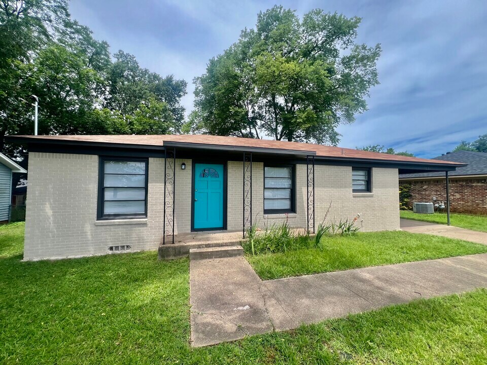 1221 S Tipton Ave in Tyler, TX - Building Photo