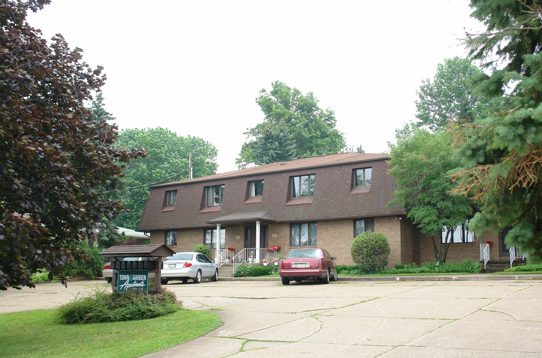 TOWN & GARDEN in Erie, PA - Building Photo