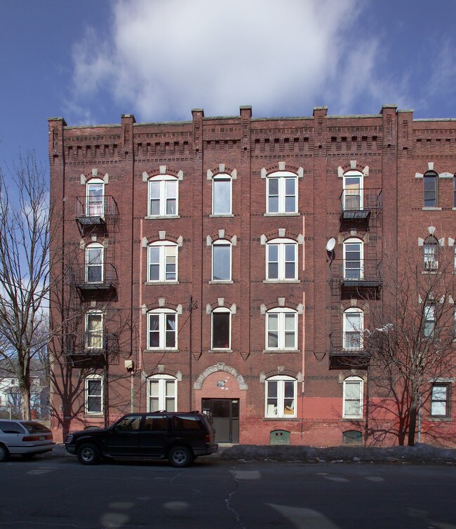 535 S Bridge St in Holyoke, MA - Foto de edificio - Building Photo