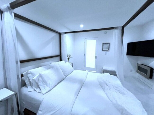 11645 Montana Ave in Los Angeles, CA - Foto de edificio - Building Photo