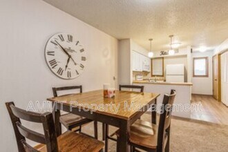 808 Westwinds Dr in Iowa City, IA - Building Photo - Building Photo