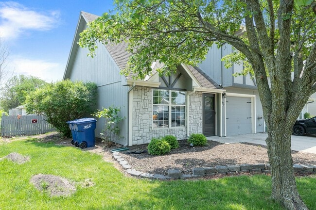 1137 Dean Dr in Grain Valley, MO - Building Photo - Building Photo