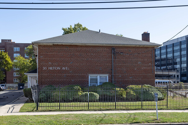 30 Hilton Ave in Hempstead, NY - Foto de edificio - Building Photo