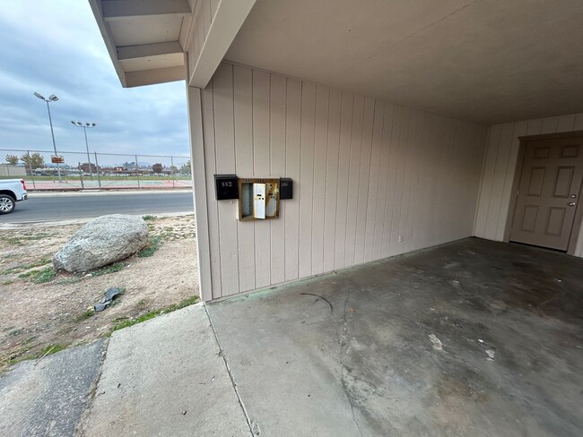 888 E Samoa St-Unit -888 in Lindsay, CA - Foto de edificio - Building Photo
