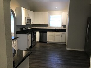 5010 Chase Mountain Dr in Bacliff, TX - Building Photo - Building Photo