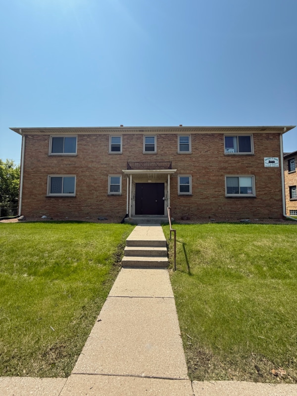 property at 5715 W Lincoln Ave
