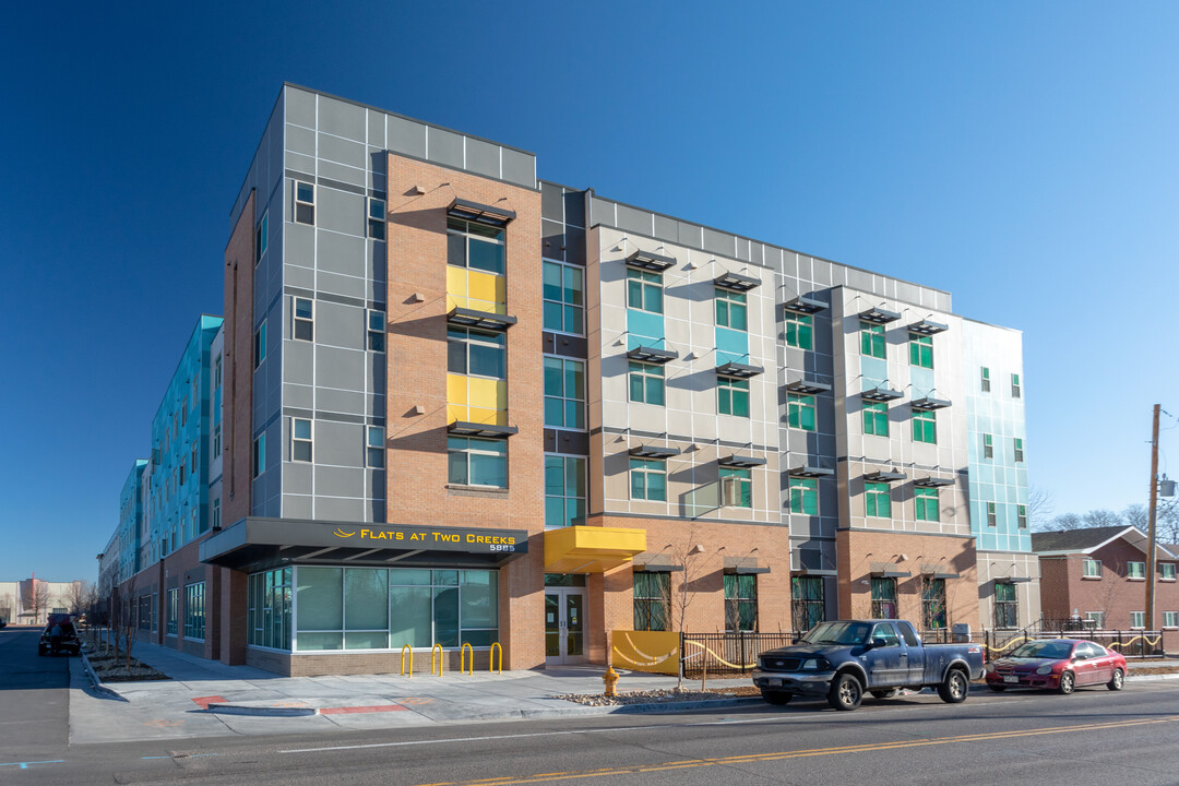 The Flats at Two Creeks in Lakewood, CO - Foto de edificio