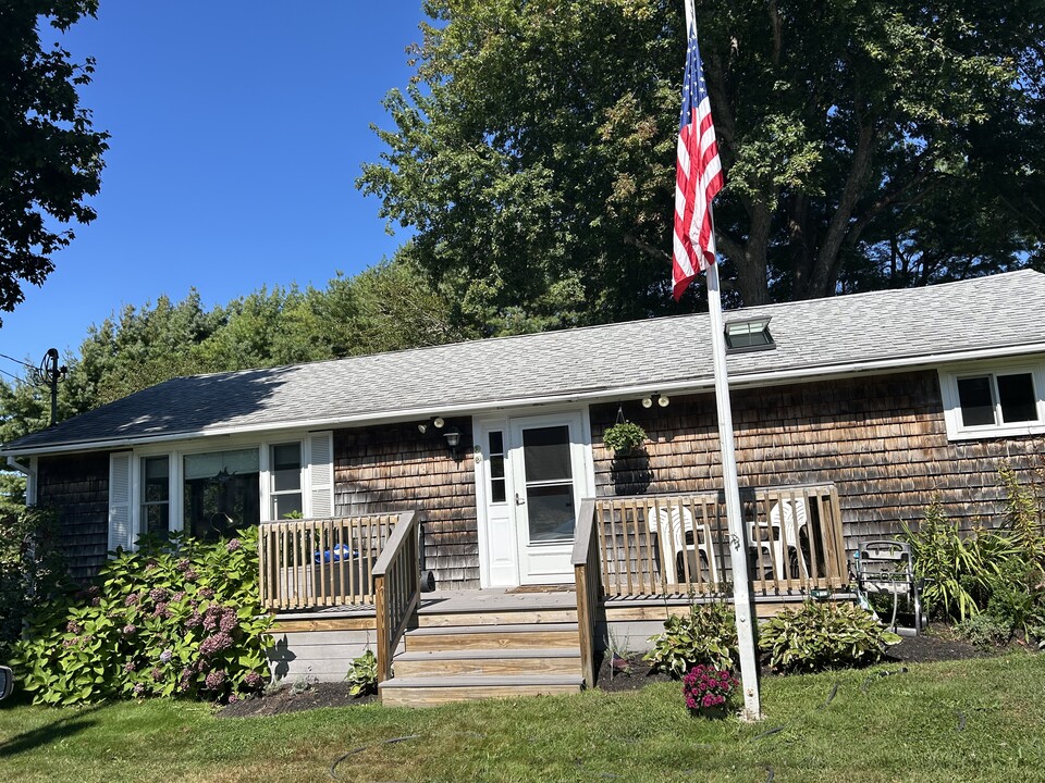 10 Florence St in Westport, MA - Building Photo