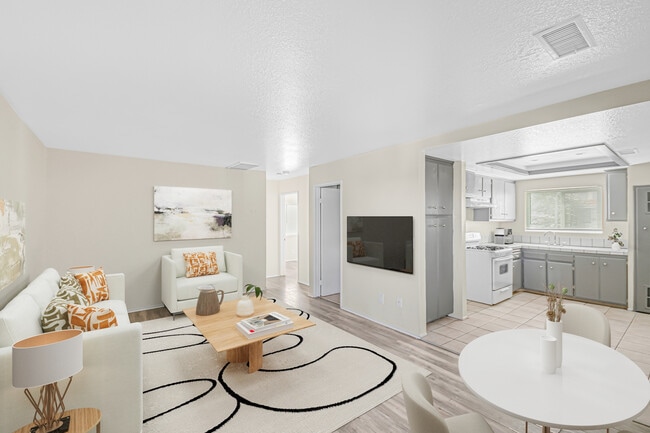 1005 E Ave R in Palmdale, CA - Building Photo - Building Photo