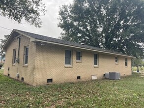 305 Gough St in Pembroke, NC - Foto de edificio - Building Photo