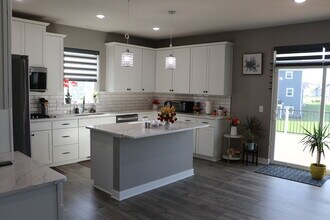 8180 180th St W in Lakeville, MN - Foto de edificio - Building Photo