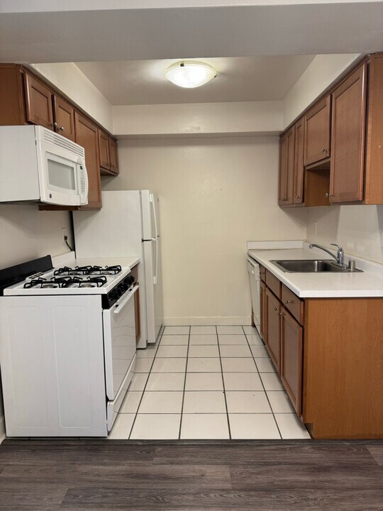 2131 N Summit Ave in Milwaukee, WI - Building Photo