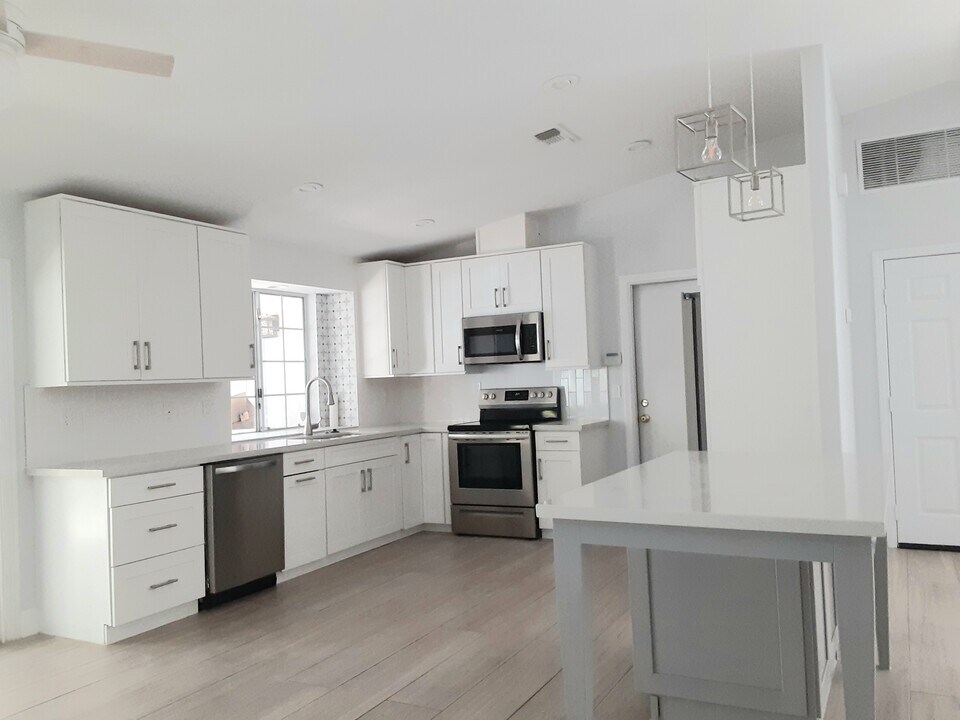 54140 Avenida Mendoza in La Quinta, CA - Building Photo
