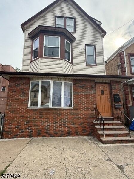 138 E Jersey St in Elizabeth, NJ - Building Photo