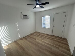 2227 1/2-2232 Mira Vista Ave in Montrose, CA - Building Photo - Building Photo