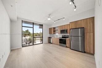 555 NE 8th St, Unit 0318 in Fort Lauderdale, FL - Building Photo - Building Photo
