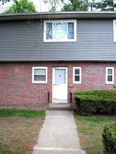 11 Camelot Dr in Bloomfield, CT - Building Photo - Building Photo