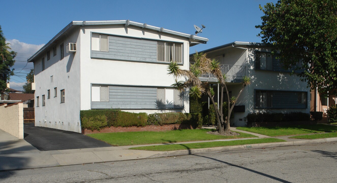 247 E Navilla Pl in Covina, CA - Foto de edificio