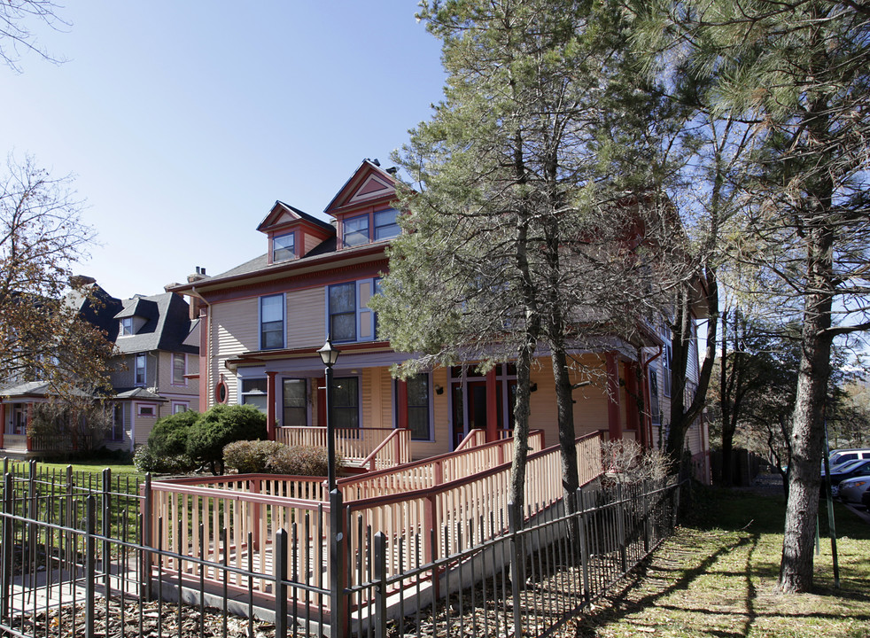 Hearthstone Inn Apartments in Colorado Springs, CO - Foto de edificio