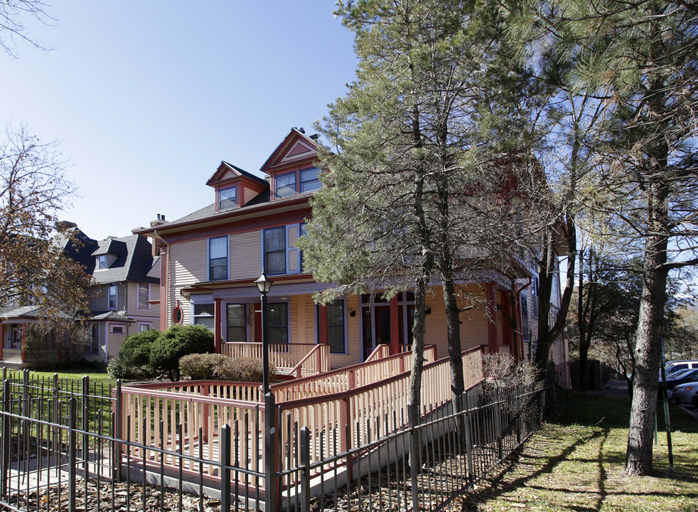 Hearthstone Inn Apartments in Colorado Springs, CO - Building Photo