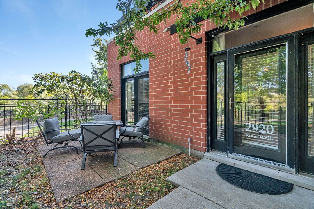 2920 N River Walk Dr in Chicago, IL - Building Photo