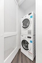 250 E Houston St, Unit 5J in New York, NY - Building Photo - Building Photo