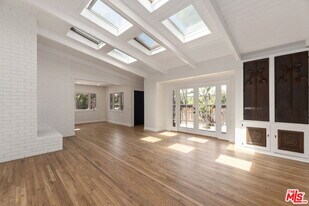 2222 Sunset Crest Dr in Los Angeles, CA - Building Photo