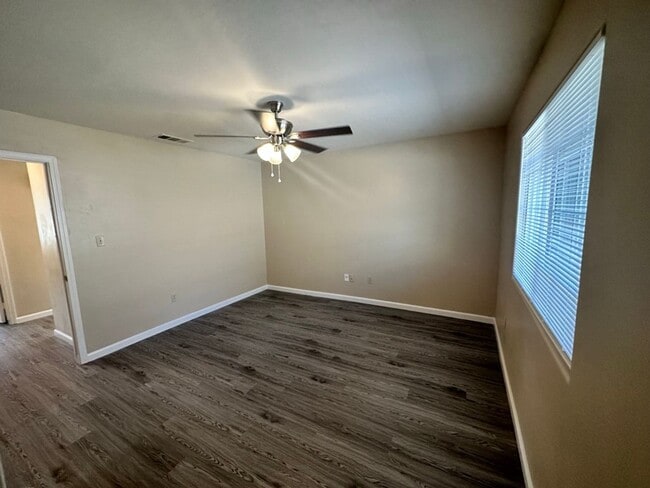438 Willow Dr in Bakersfield, CA - Building Photo - Building Photo