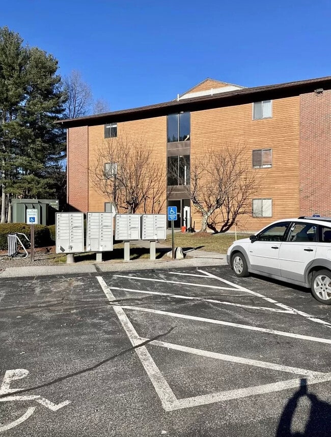 1712 Blackstone Dr, Unit 12 in Nashua, NH - Foto de edificio - Building Photo