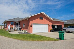 825 Imperial Dr SE in Turner Valley, AB - Building Photo