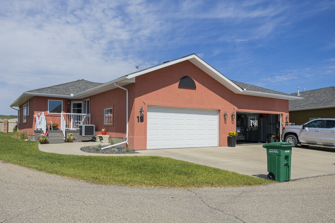 825 Imperial Dr SE in Turner Valley, AB - Building Photo