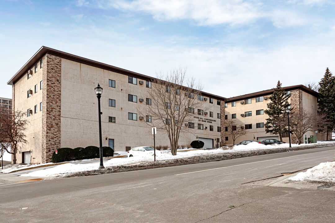 Grand Hill Condominiums in South St. Paul, MN - Foto de edificio