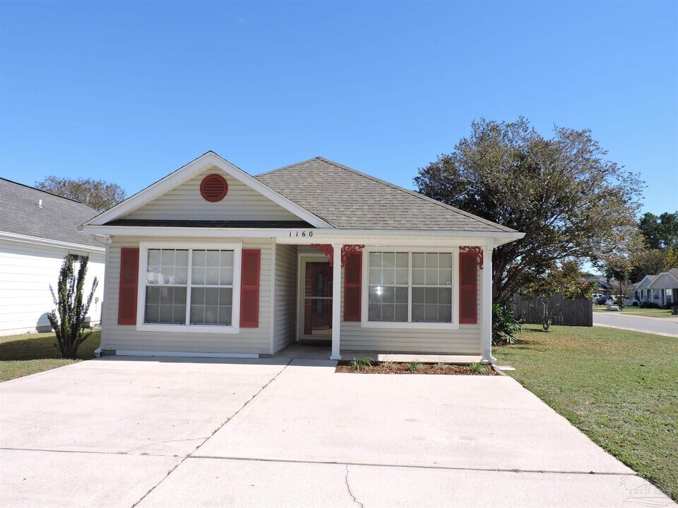 1160 Sweetbriar St in Ensley, FL - Building Photo