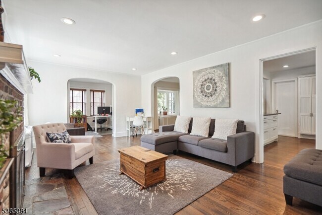 7 Undercliff Rd in Millburn, NJ - Building Photo - Building Photo