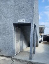 1043 W 107th St in Los Angeles, CA - Building Photo - Building Photo