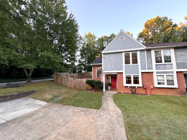 1141 Berkley Dr SE in Smyrna, GA - Foto de edificio - Building Photo