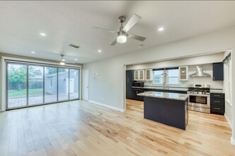 1537 N Safford Ave in Fresno, CA - Building Photo - Building Photo